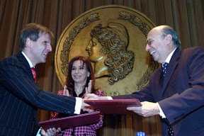 Cristina Fernández junto al titular del Banco Central de la República Argentina, Martín Redrado (izq.), y su par de Brasil, Henrique Campos Meireles