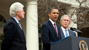 Bill Clinton y George W. Bush acompañan a Barack Obama,