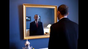 El presidente Barack Obama controla su apariencia frente a un espejo