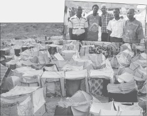 Campamento de refugiados en Haití. Dirigentes de la organización ROZO y de la LST de Dominicana, llevando ayuda solidaria a los damnificados (foto arriba)