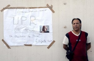 Un empleado de France Telecom está junto a un cartel "France-Telecom-Orange UPR luto en memoria de Michel" el 10 de septiembre de 2009
