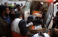 Civiles palestinos heridos son trasladados a los hospitales de Gaza. 