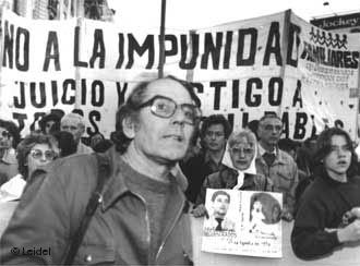 Adolfo Pérez Esquivel en una manifestación contra la dictadura militar argentina, en los 80 