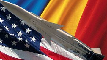 Bandera USA, y por detrás la bandera de Rumania, donde EEUU planea instalar misiles interceptores.