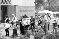 Defensores de derechos humanos protestan frente a la Legislatura de Arizona por la aprobación de una severa ley antiinmigrante.