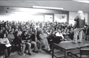 Vista de una asamblea ferroviaria donde está dirigiendo la palabra Rubén “Pollo” Sobrero