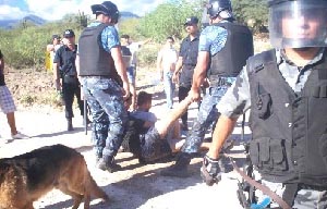 Imágen de la represión policial sufrida por la Asamblea El Algarrobo el 15 de febrero de este año.