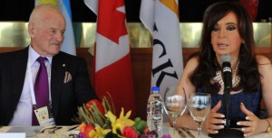 Peter Munk junto a Cristina Kirchner en el Westin Harbour Castle Hotel de Toronto. A la izquieda de la Presidenta la bandera de la Barrick, en un pie de igualdad con las enseñas de Argentina y Canadá.