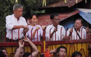 Rangún. La opositora Aung San Suu Kyi cumplió este sábado su condena de siete años de arresto domiciliario y al salir de su vivienda para saludar a partidarios llamó a “trabajar unidos y lograr la meta". Ap