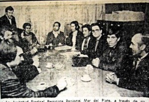 La JSP version 70. Moyano junto a Momo Venegas, (der.) Escobedo y otros dirigentes de ultraderecha en una foto aparecida en la prensa local (Diario La Capital). 