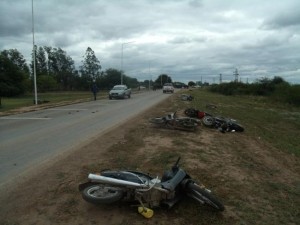 Las motos que quedaron al costado de la Ruta 95 tras los incidentes. | Foto: Javier Insaurralde.