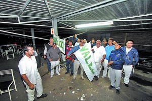 Fábrica tomada. Trabajadores de Valeo, ayer en una planta./DANIEL CÁCERES