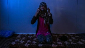 Victima. Esta chica de 19 años fue una de las cientos de esclavas sexuales en manos del ISIS. The New York Times
