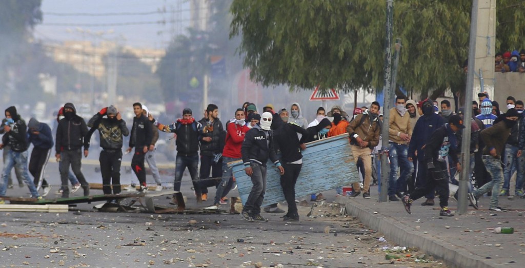 Un grupo de manifestantes en Kasrine, en el centro de Túnez.  REUTERS