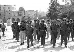 Militares israelíes, liderados por Dayan, caminan sobre la Explanada de las Mezquitas tras la ocupación de Jerusalén, en 1967.